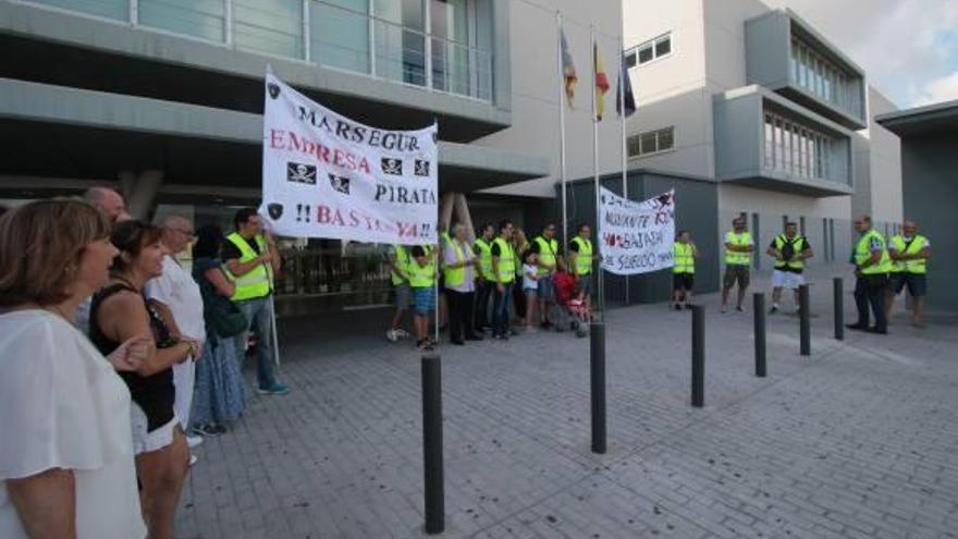 Protesta de los vigilantes  en huelga ante el hospital