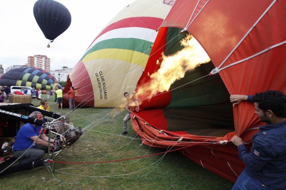 Salida de la regata de globos aerostáticos desde el "solarón", en Gijón.