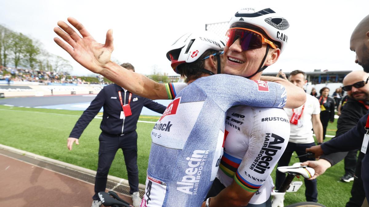 Van der Poel y Philipsen celebran su doblete en Roubaix