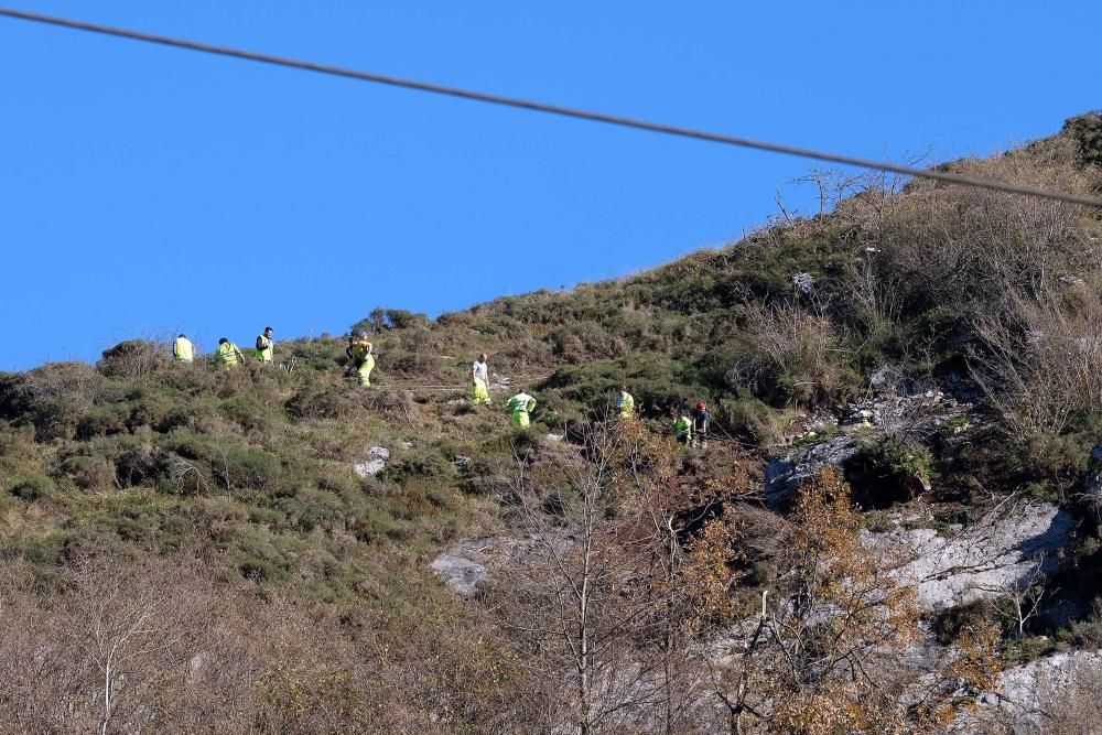 Técnicos del ADIF en labores en Pajares ante el riesgo de derrumbe sobre las vías