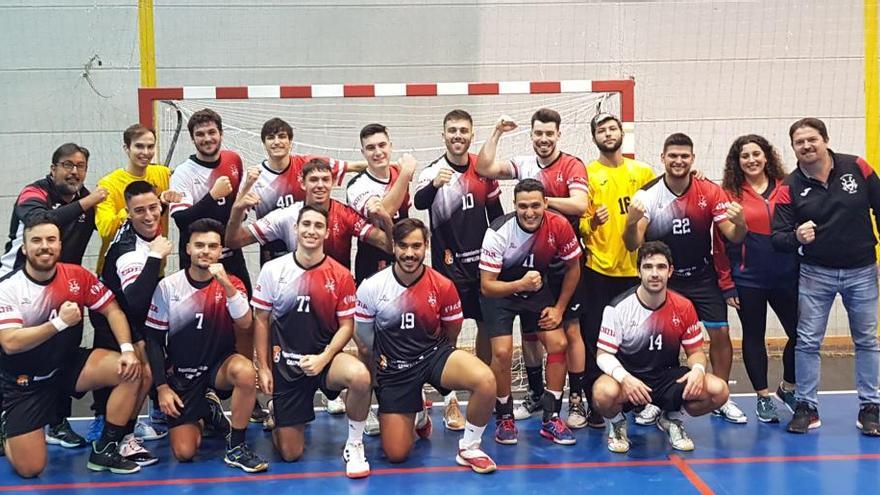 Los jugadores del Balonmano Málaga celebran la victoria