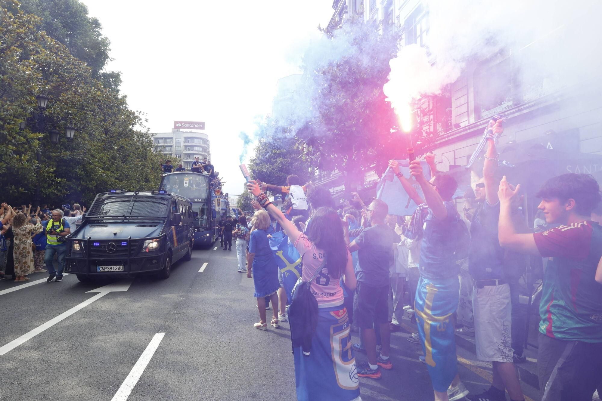 Locura azul en las calles de Oviedo para celebrar el ascenso del equipo a Primera División