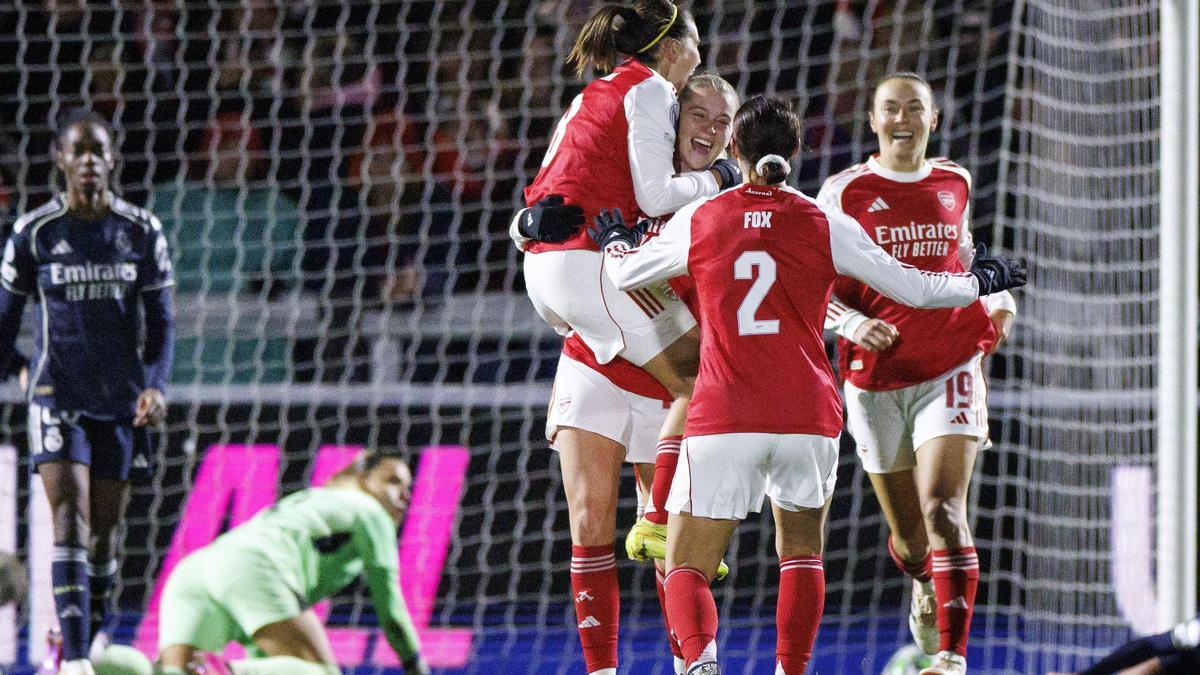 Las jugadoras del Arsenal celebran uno de los goles contra el Real Madrid, este miércoles en Londres.
