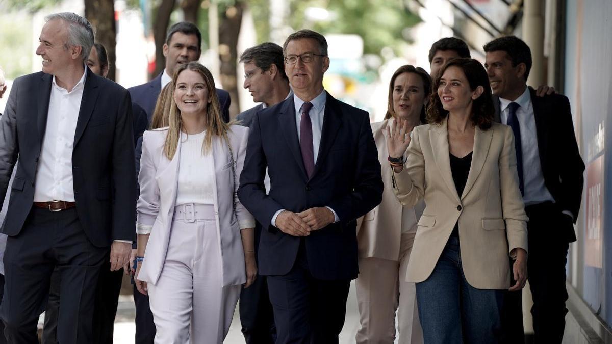 Alberto Núñez Feijóo con los barones tras la junta directiva nacional.