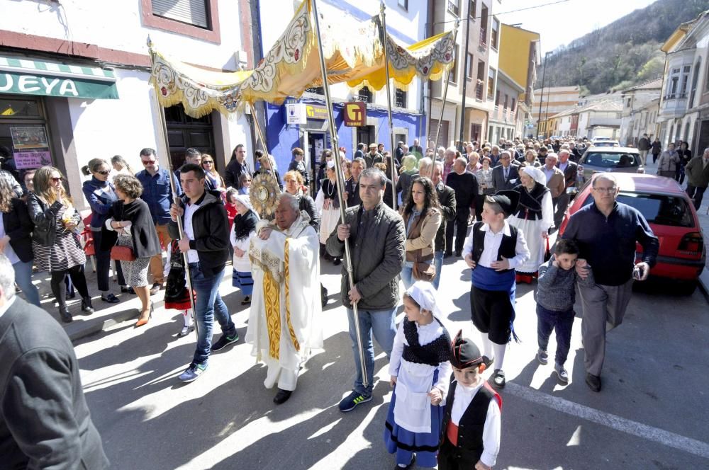 Misa y procesión de El Encuentro en Campomanes