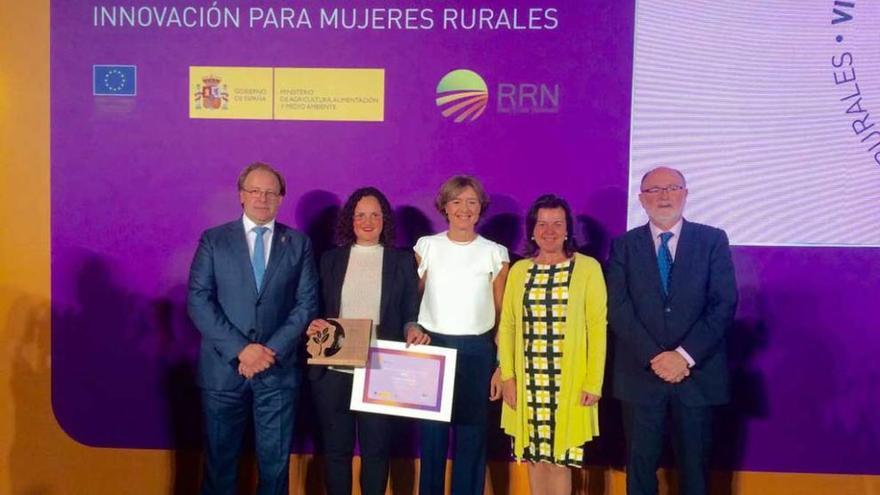 González, López, García Tejerina, Álvarez y Casas, durante la entrega del premio.