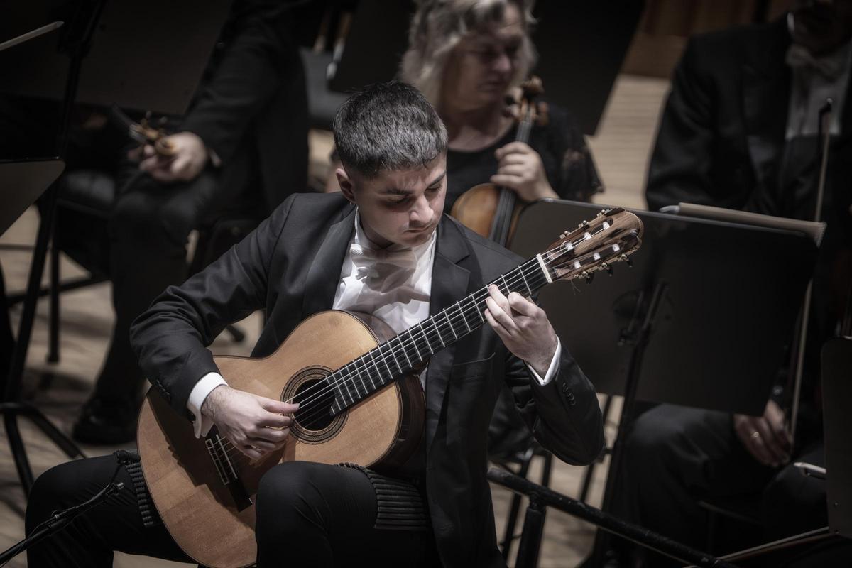 Ausiàs Parejo, solista.