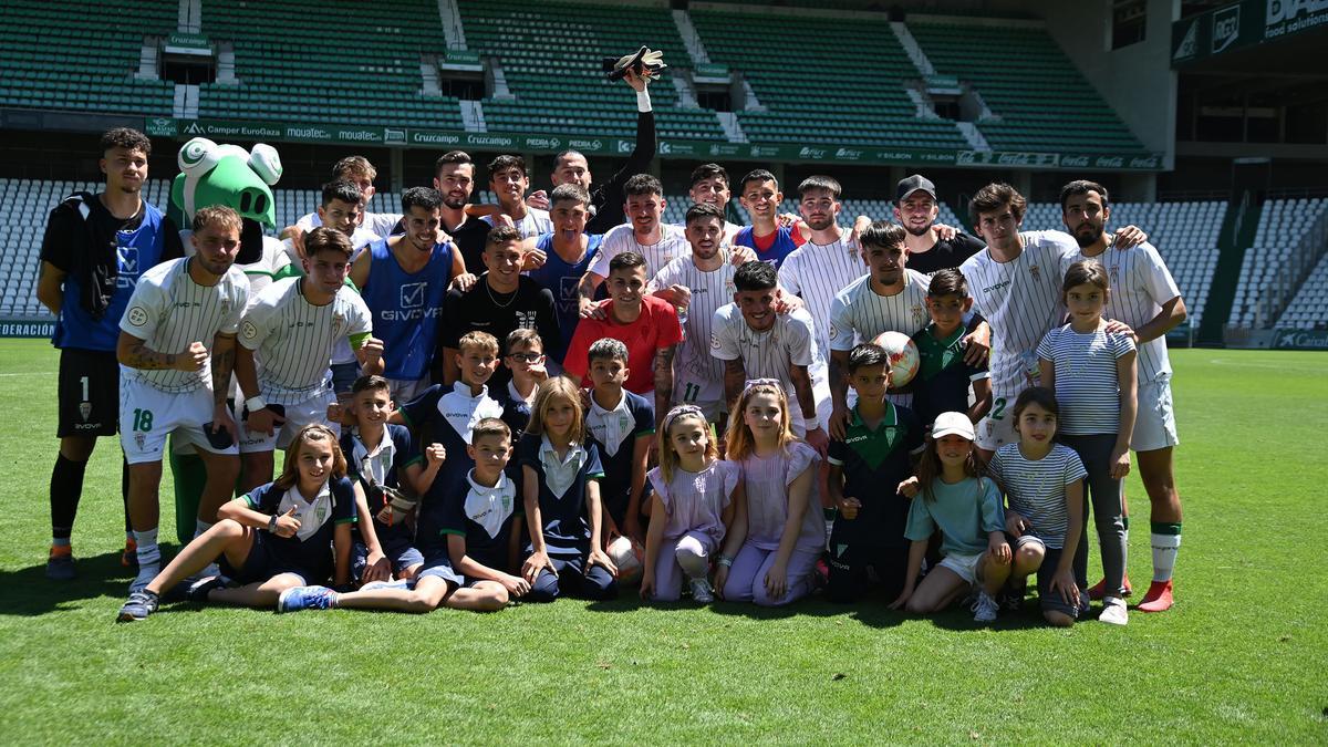 Los futbolistas del Córdoba CF B, junto a niños y niñas del club, celebrado el triunfo en El Arcángel.