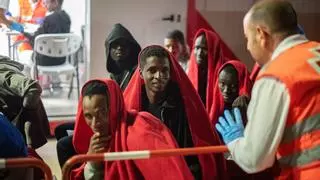 Salvamento rescata a 112 migrantes de dos neumáticas en Fuerteventura, entre ellos un bebé