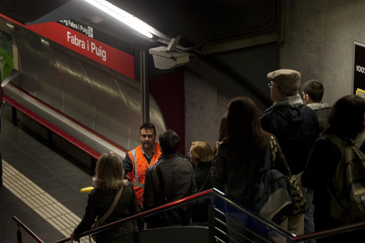 Masas en movimiento. Los 57.000 pasajeros diarios afectados por el corte hacen inevitable el caos.