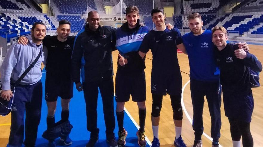 Varios jugadores del Can Ventura, ayer tras el entreno de Son Moix antes de viajar a Leganés.