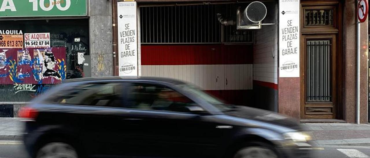 Puerta del garaje de un edificio del centro donde se anuncian ofertas de venta de plazas.  | MATÍAS SEGARRA