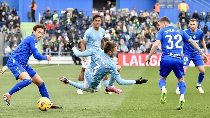 Mingueza cae entre dos jugadores del Getafe, ayer en el Coliseum.