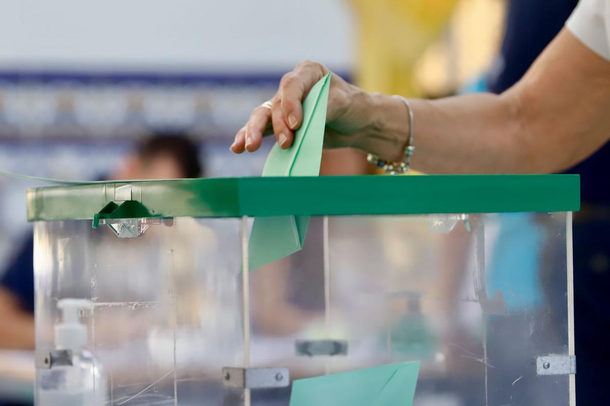 Elecciones al Parlamento de Andalucía. Día de elecciones, colegio electoral, ambinte de votaciones, Colegio la Salle Urnas