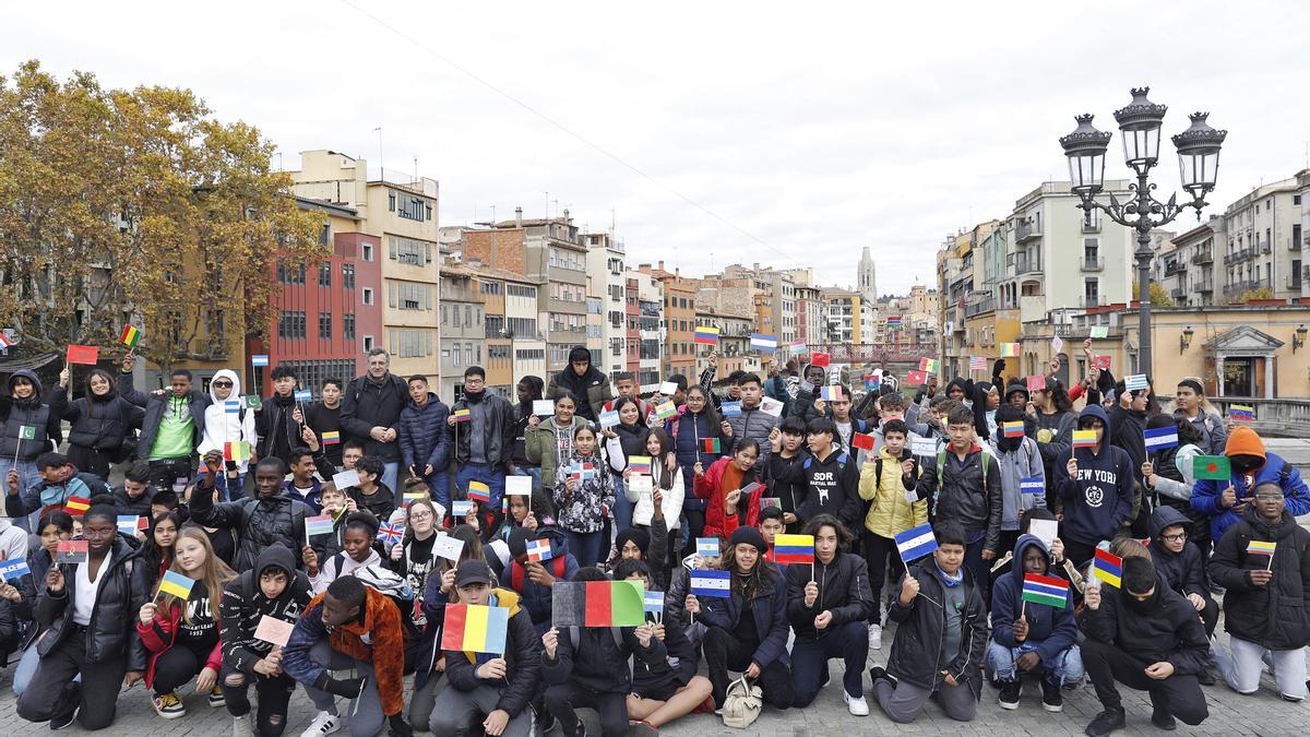 L'alumnat mostrant les banderes i els desitjos.