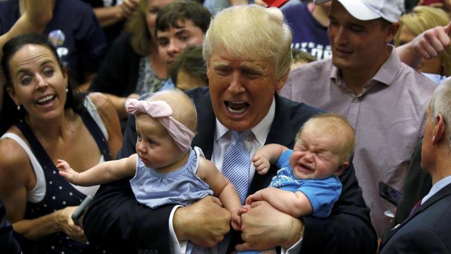 Trump, con dos bebés en brazo durante su visita a Colorado.