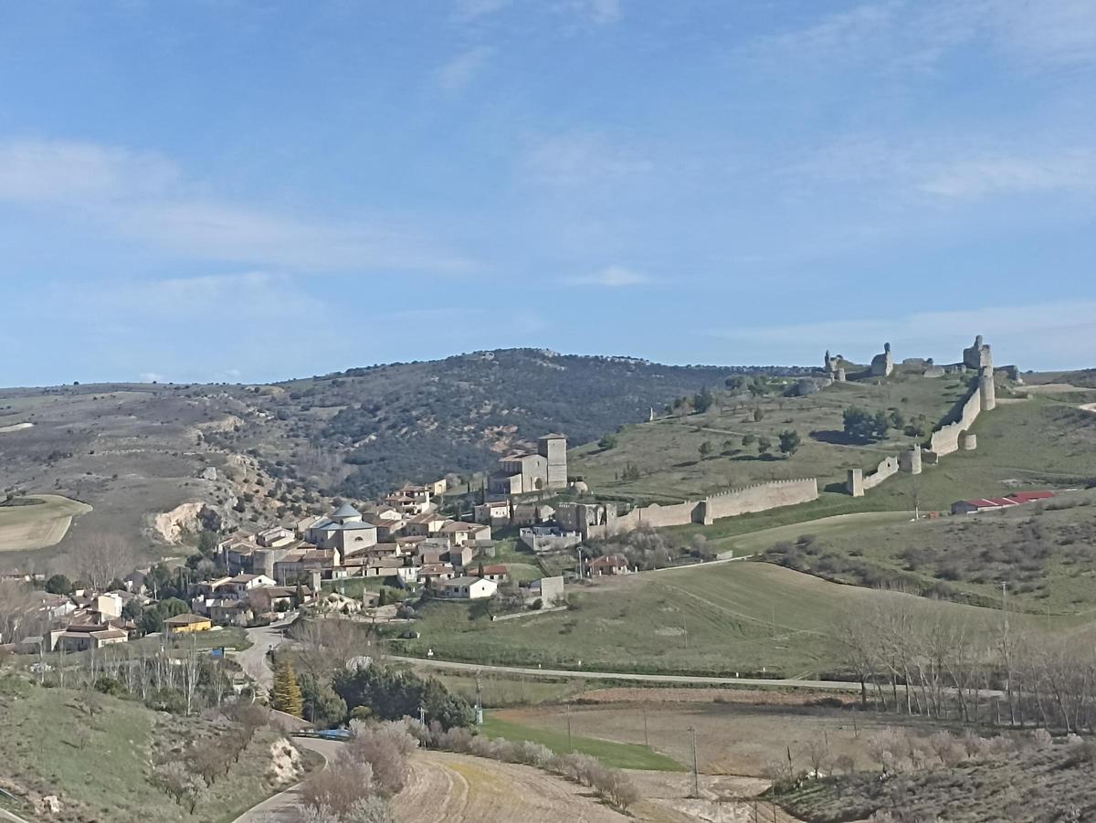 Perspectiva de Fuentidueña, levantada sobre una colina y con parte de los restos de la muralla medieval.