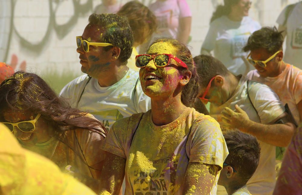 La colorida carrera organizada por Unicaja volvió a concentrar un ambiente joven y festivo en el entorno del estadio Ciudad de Málaga