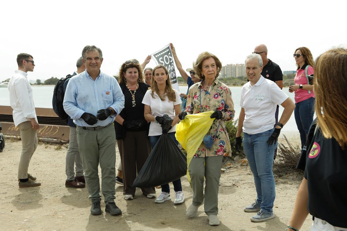 La reina Sofía recoge basura en el arenal de La Manga