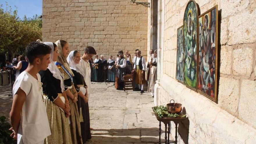 Los 'vermadors' y 'vermadores' ofrecen el mosto 'novell' a la virgen de Robines.