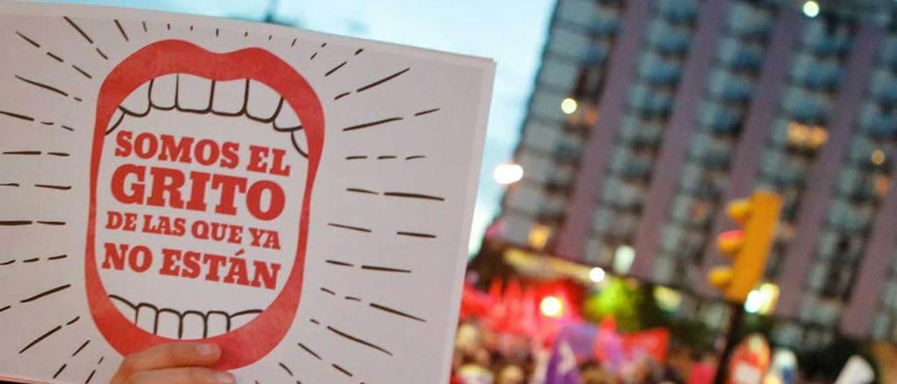 Mujeres jóvenes en la manifestación feminista del pasado 8 de marzo en Gijón.