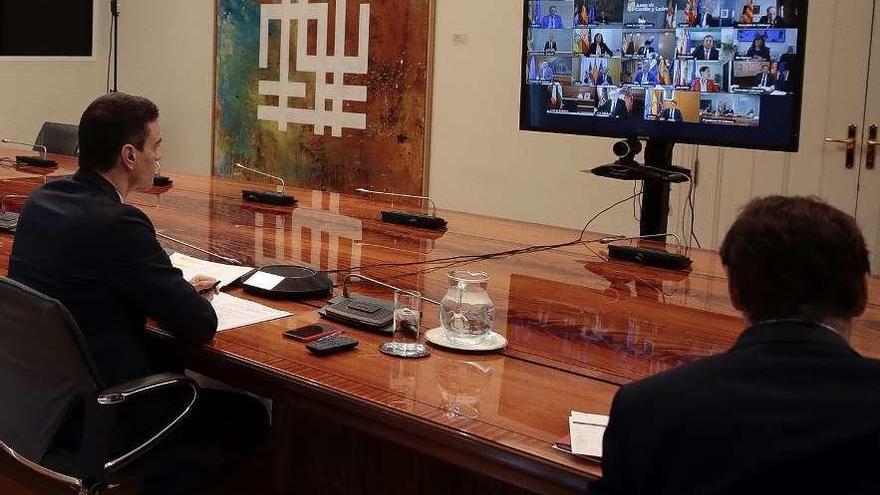 Sánchez, durante su reunión por teleconferencia con los presidentes autonómicos.