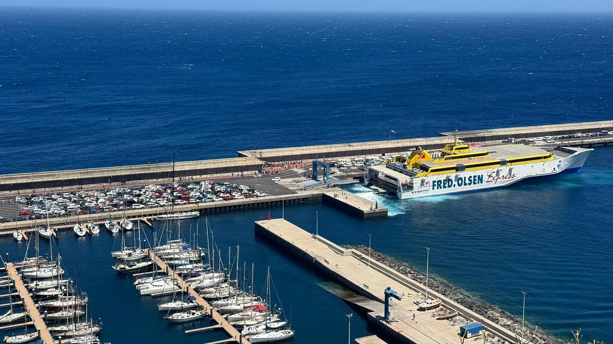 Más de 2.000 pasajeros vivieron la Bajada de la Virgen de los Reyes con Fred. Olsen Express