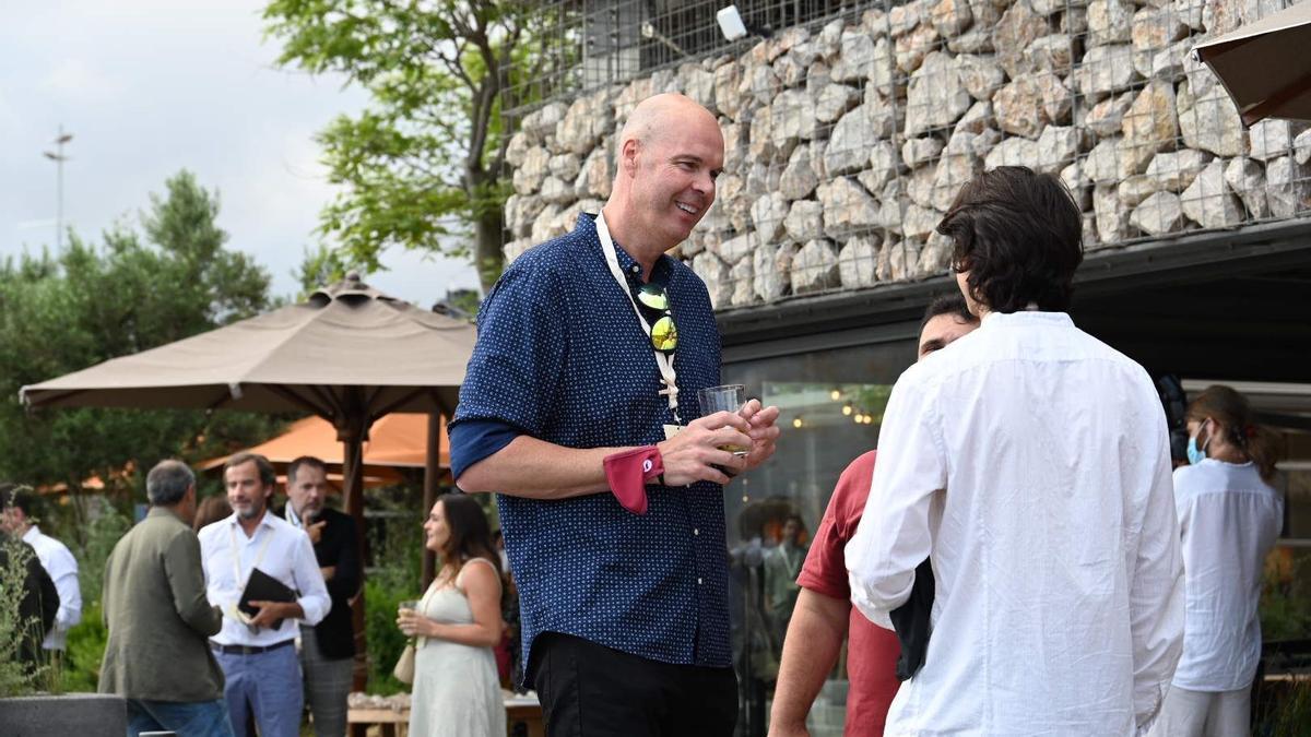 Ferran Martínez conversa con jóvenes empresarios durante el Aldea Summer Celebration celebrado en Barcelona.