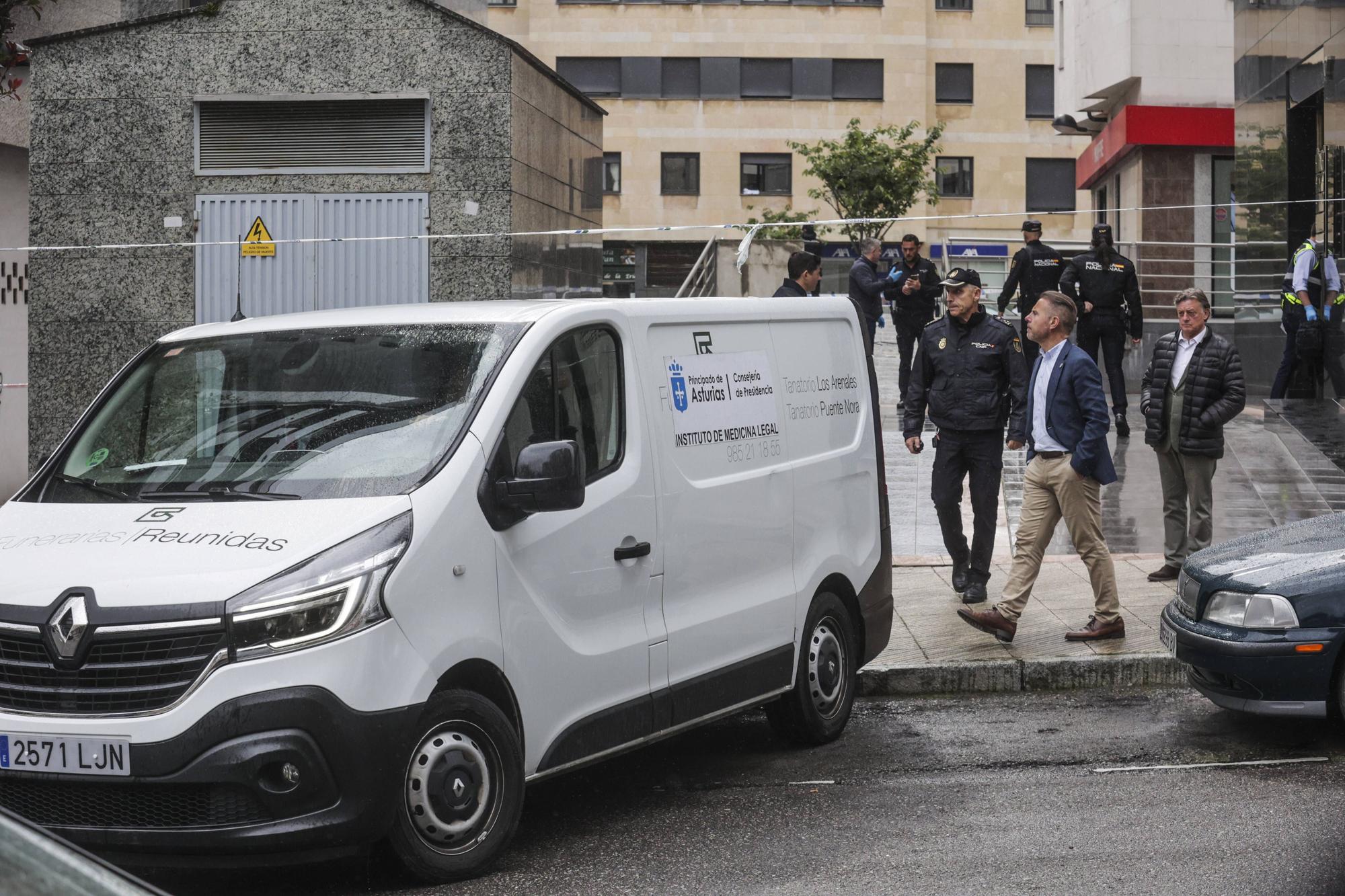 En imágenes: Conmoción en el ovetense barrio de La Ería por la muerte de dos gemelas de 12 años