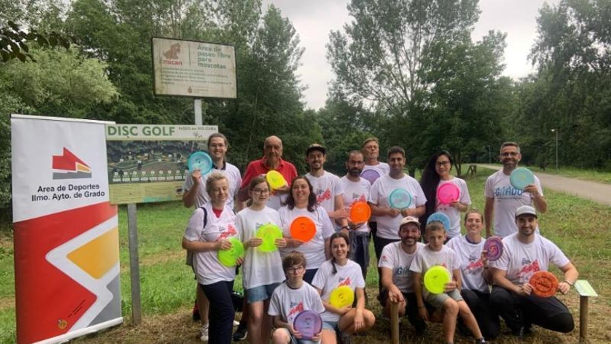 Los participantes en la actividad de disc-golf