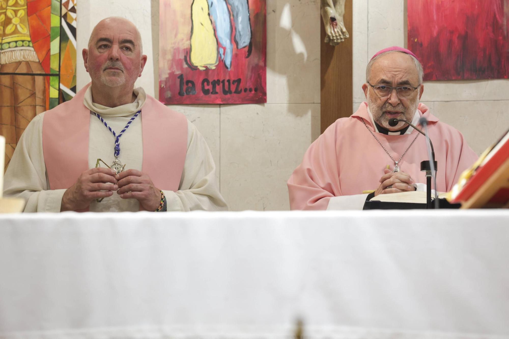 En imágenes | Sanz Montes bendice el Cristo de la cofradía del barrio de Teatinos