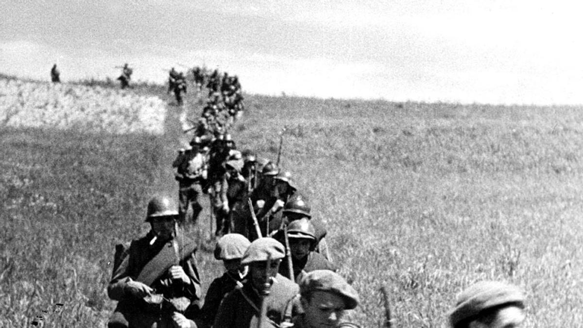 Columna de soldats del bàndol nacional a Biscaia durant la guerra.  | EL PERIÓDICO