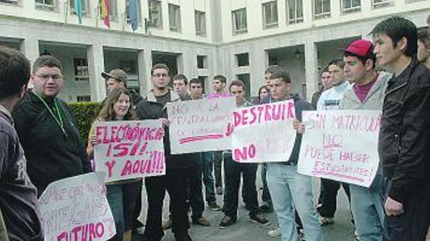 Protesta de estudiantes del Sánchez Lastra ante Educación en Oviedo.