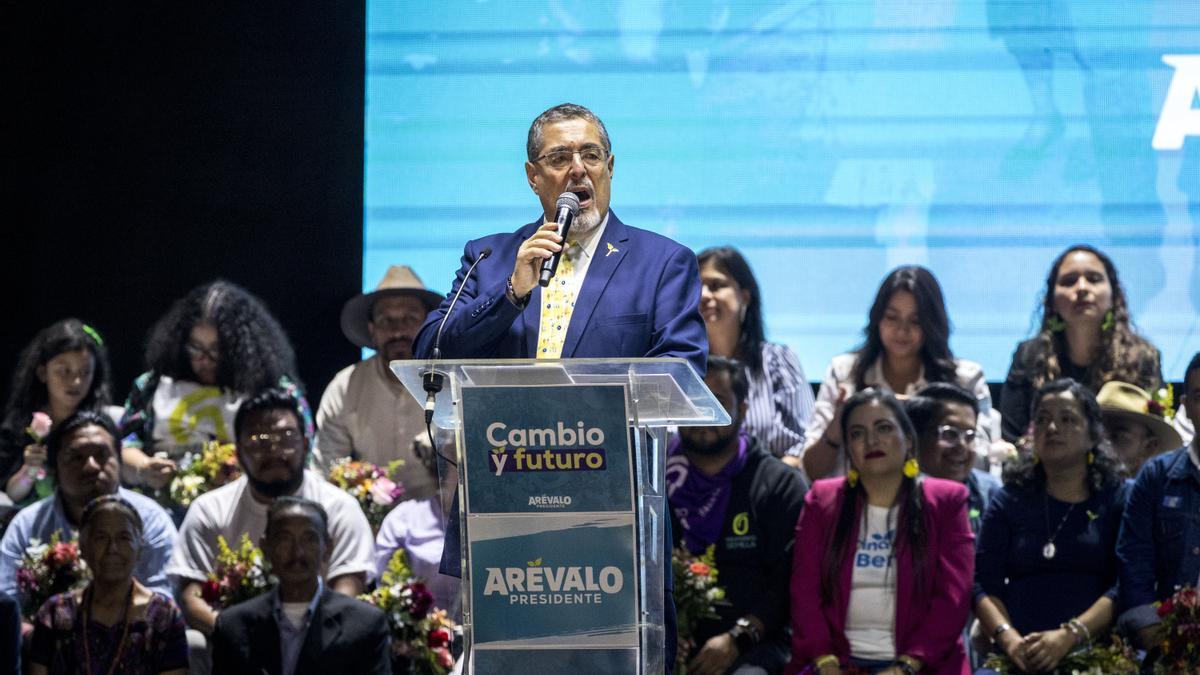 El candidato favorito a ganar las presidenciales en Guatemala, Bernardo Arévalo de León, durante el cierre de campaña del partido Movimiento Semilla.