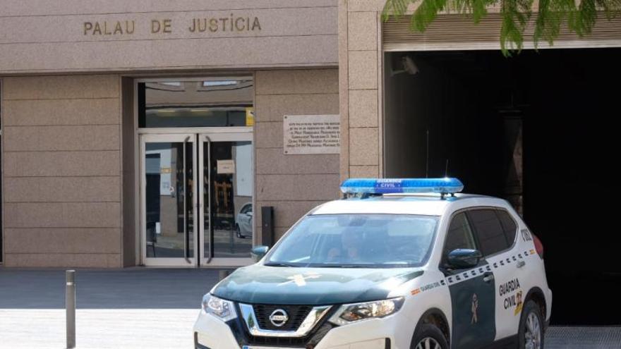 El coche patrulla en el que el detenido salió del Palacio de Justicia de Novelda a las dos de la tarde.