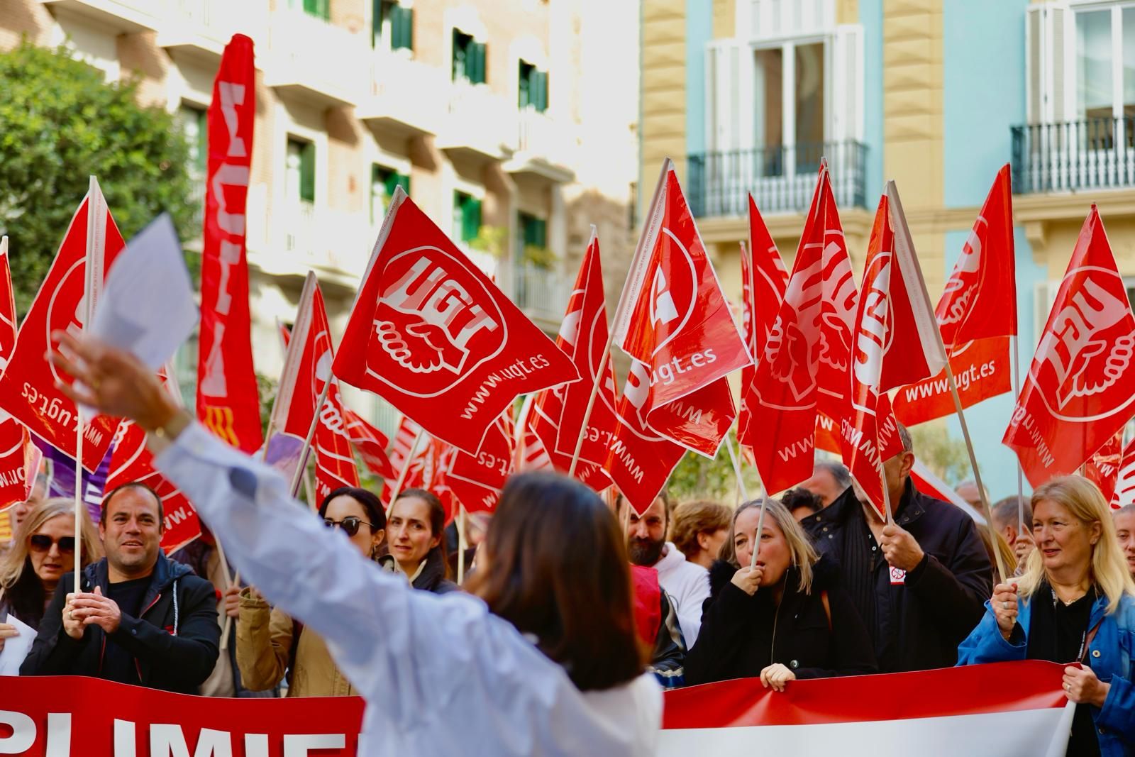 UGT y CCOO se manifiesta por el personal laboral a extinguir de Sanidad