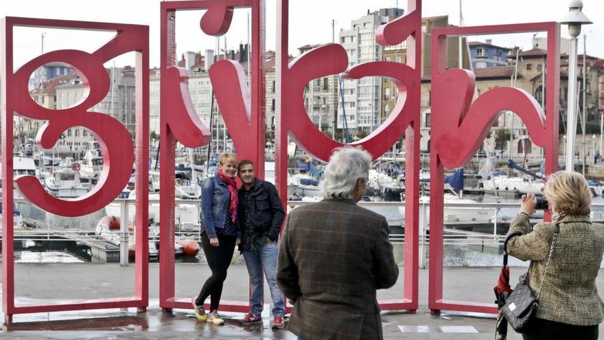 Turistas en Gijón.