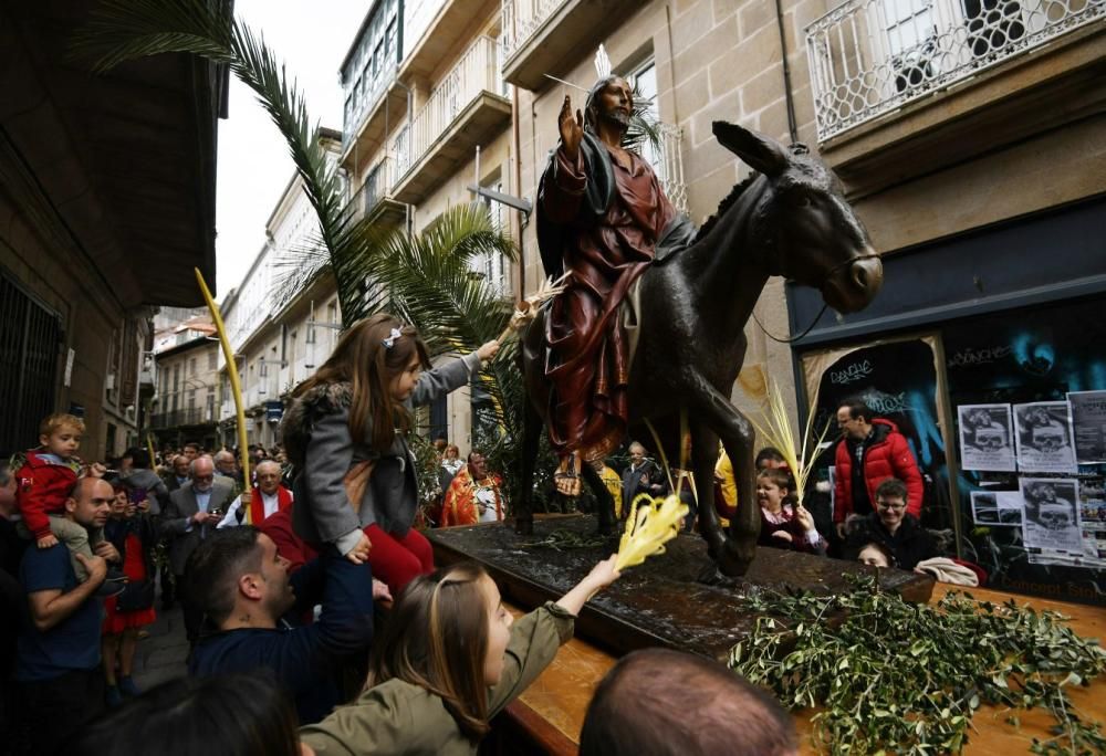 Multitudinaria procesión de "La Burrita" en Pontevedra. // G. Santos