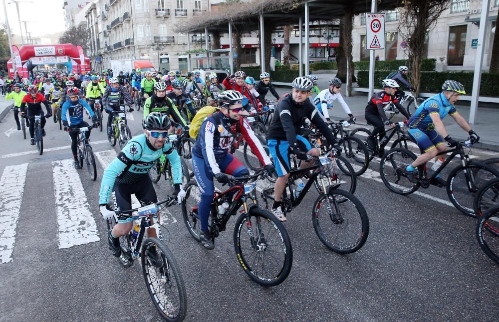 Más de 600 cicistas protagonizaron la quinta edición de la Bikedada entre Vigo y Eiras.