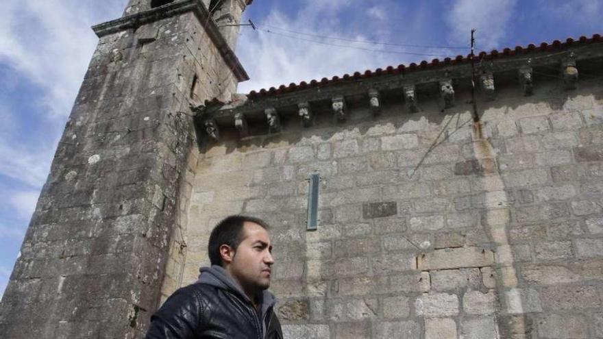 Salvador Meira durante una visita que realizó a los desperfectos en la iglesia de San Martiño. // S.A.