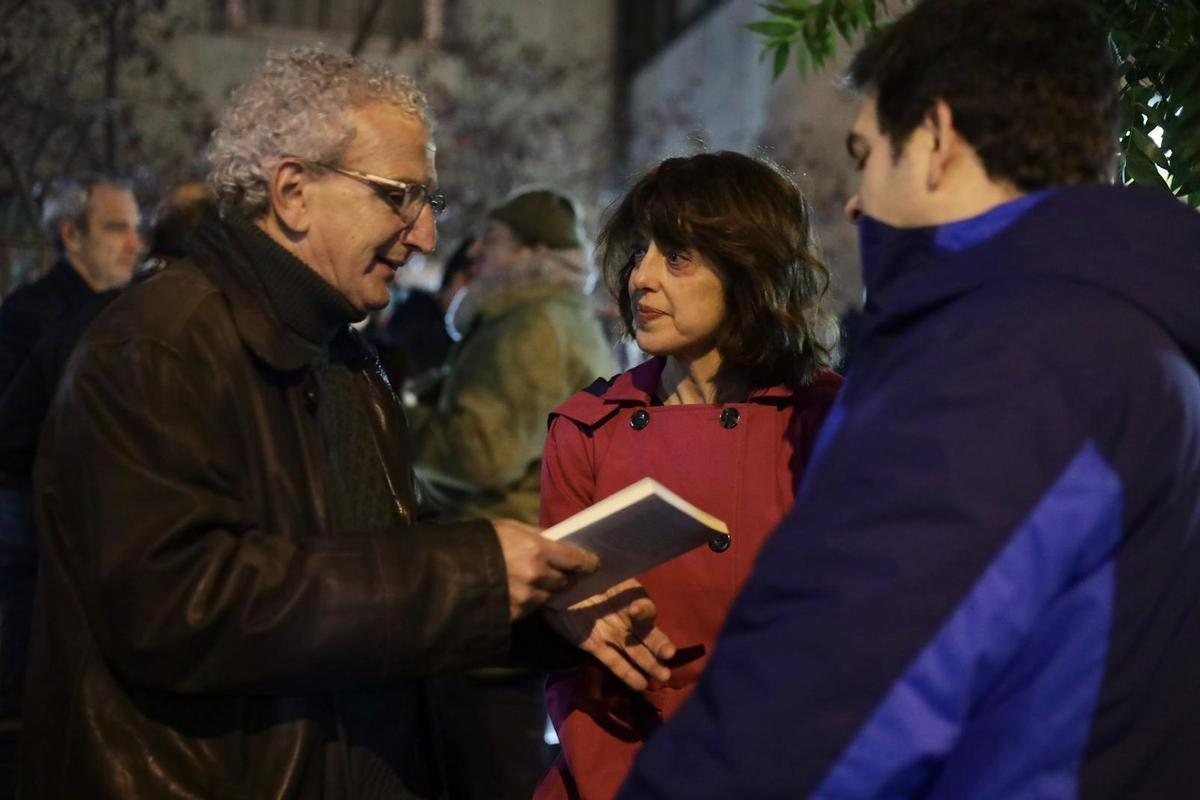 En imágenes | Decenas de personas se manifiestan contra los recortes en la Biblioteca de Aragón en Zaragoza