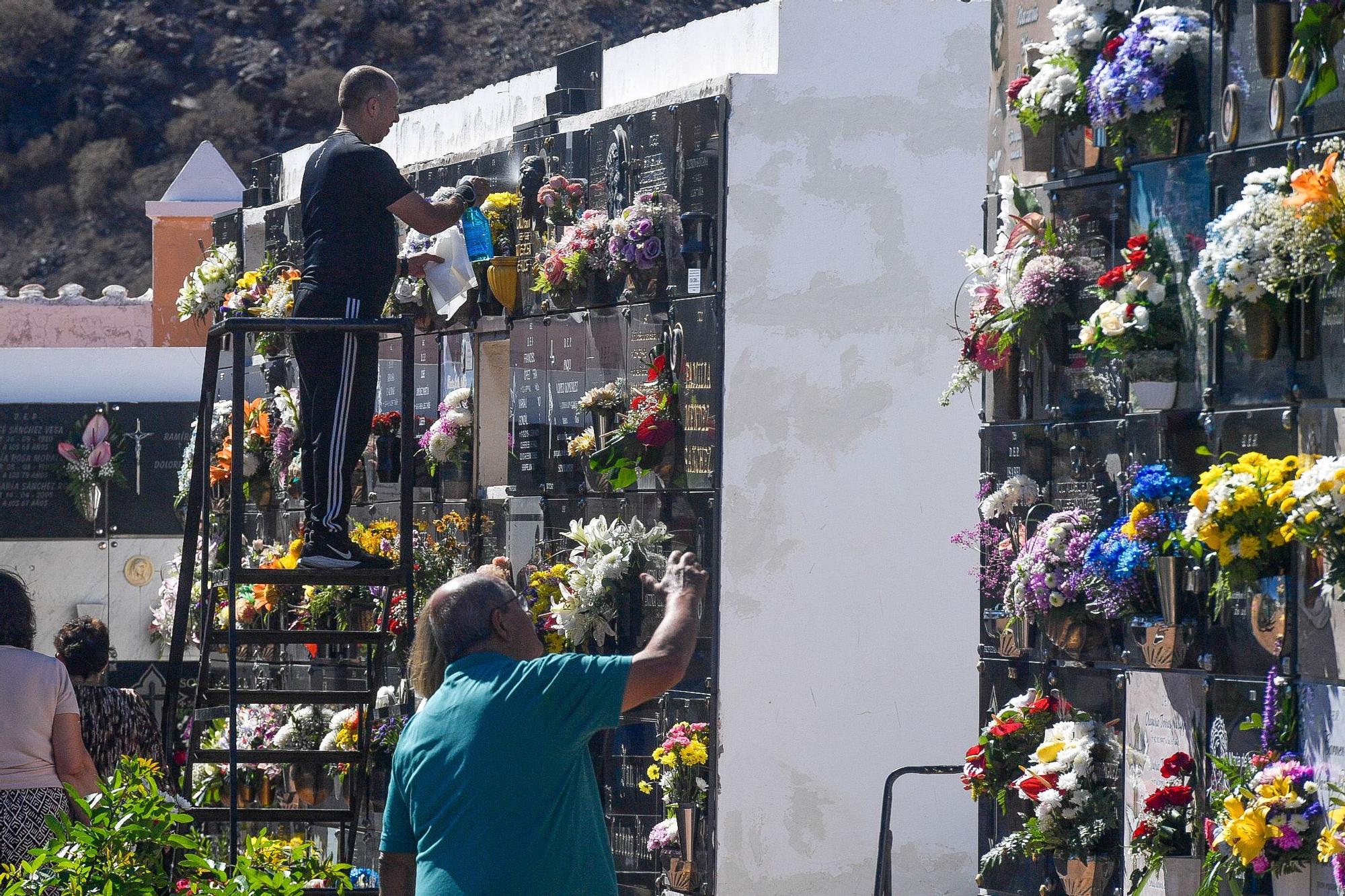 Día de Todos los Santos en cementerios de Gran Canaria