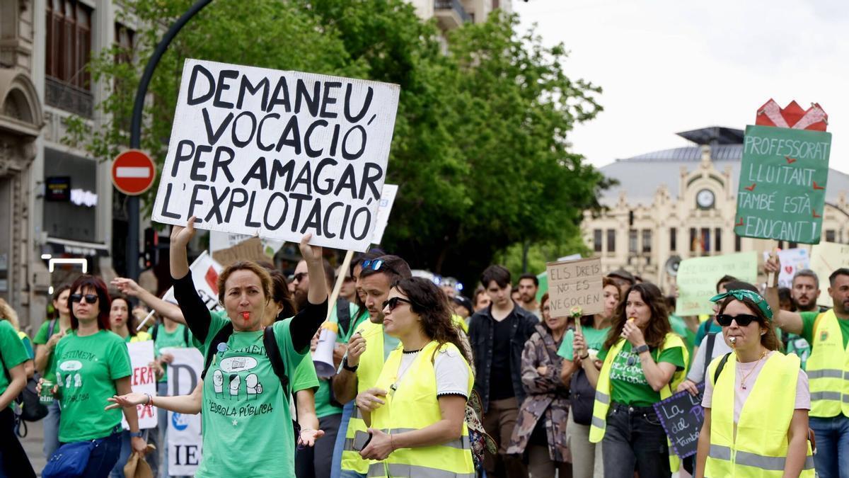 Manifestación de profesores de la educación pública en huelga indefinida desde este lunes.
