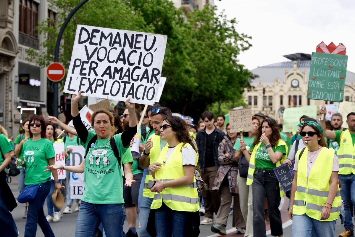 Valencia. El centro de València se ha visto completamente desbordado por la manifestación de profesores de la educación pública, valenciana, en huelga indefinida desde este lunes. Más de 35.000 personas, según Delegación del Gobierno VLC