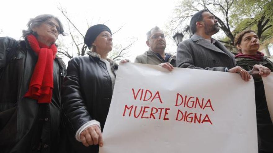 Un centenar de personas pide en Oviedo la regulación de la eutanasia