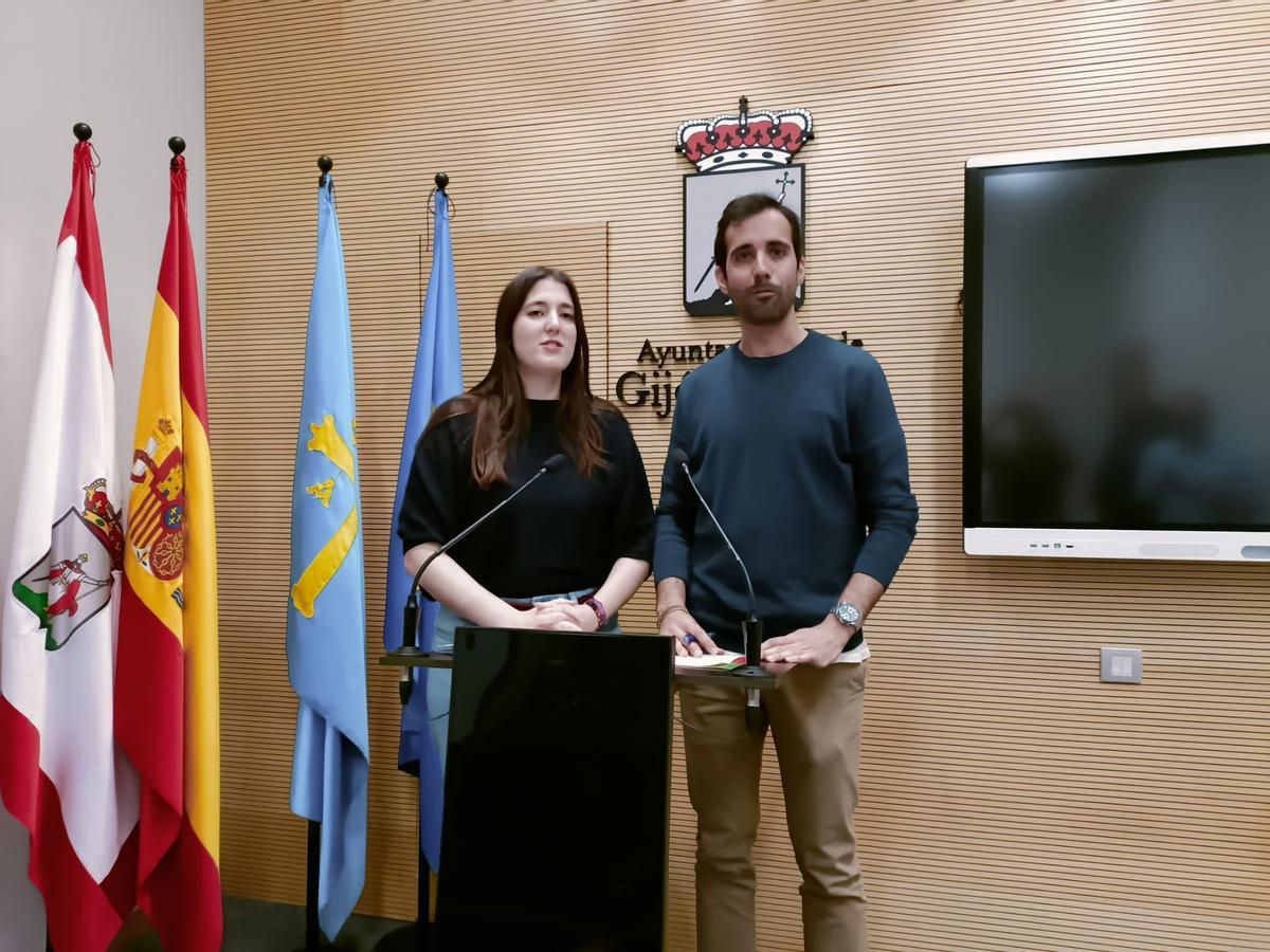 Olaya Suárez (Podemos) y Alejandro Farpón (IU), en el Ayuntamiento.
