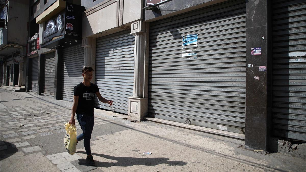 zentauroepp43323869 a palestinian man walks past closed shops during a general s180514104351