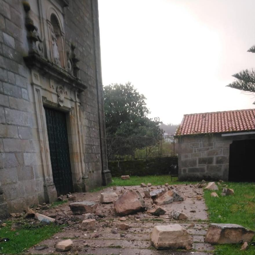 Varias piedras desprendidas de la torre del campanario, ante la puerta del templo.