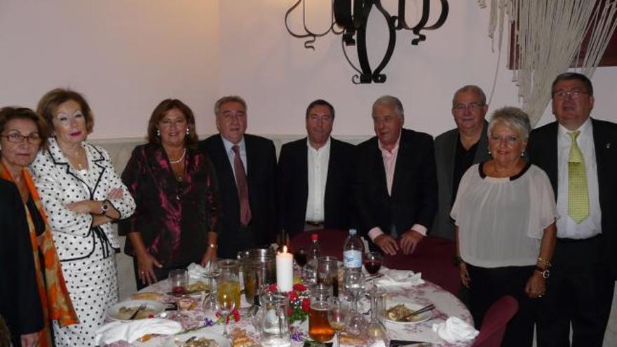 Antonio López Chica y familia durante la cena celebrada en la cofradía.