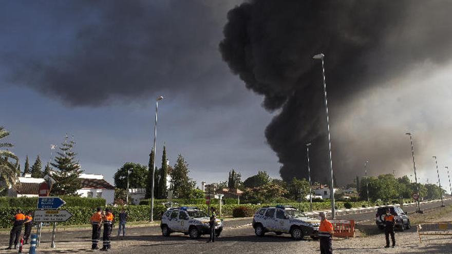 Continúa el incendio en la principal fábrica del grupo de aceites Ybarra